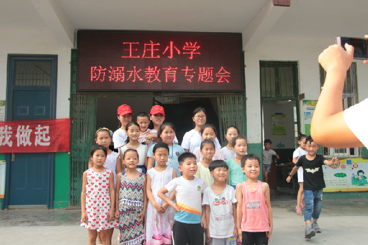 结束å?小朋友与志愿者合影(摄影 胡鸿博).JPG
